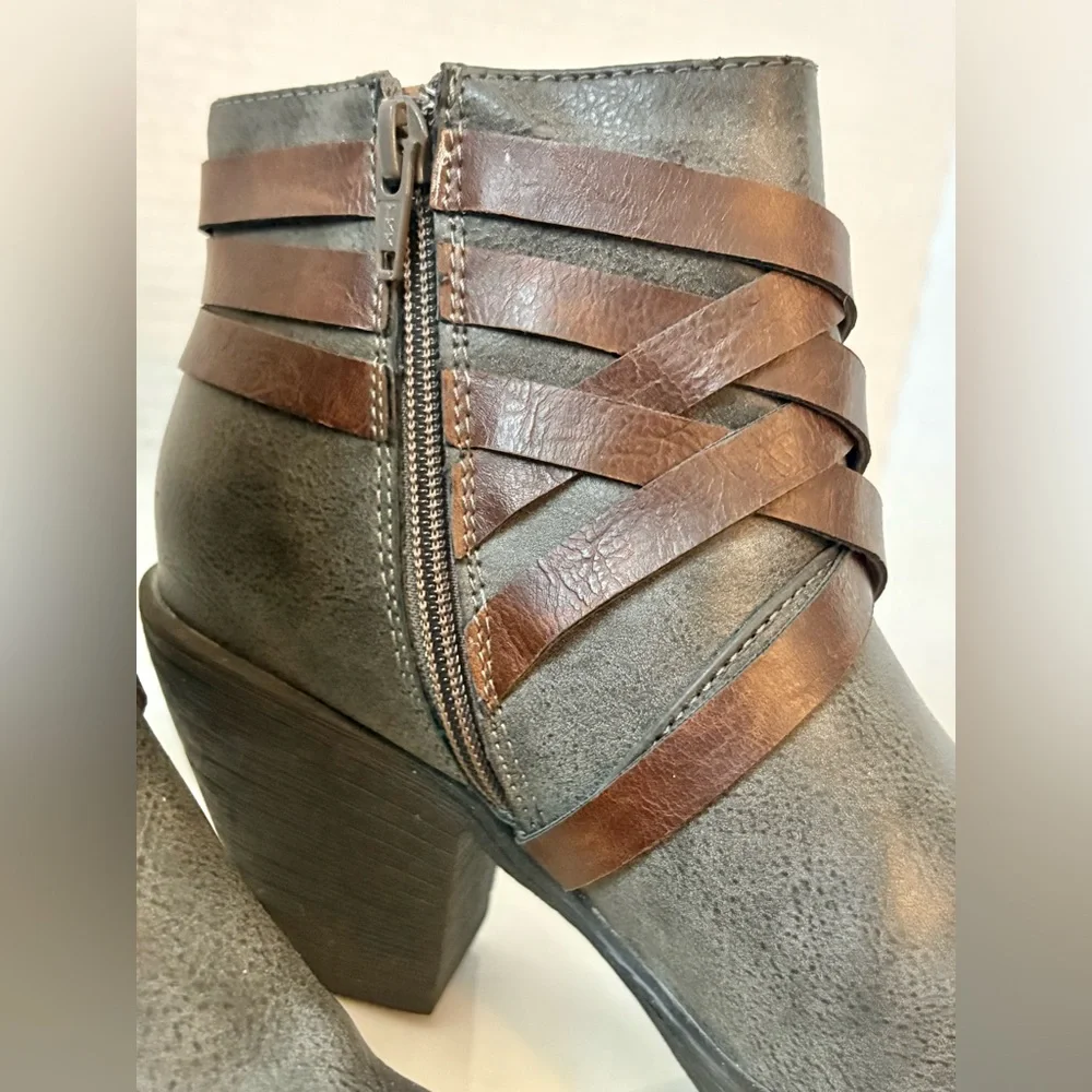 Women’s EuroSoft by Sofft Phoebe Buckle Ankle Booties size 7